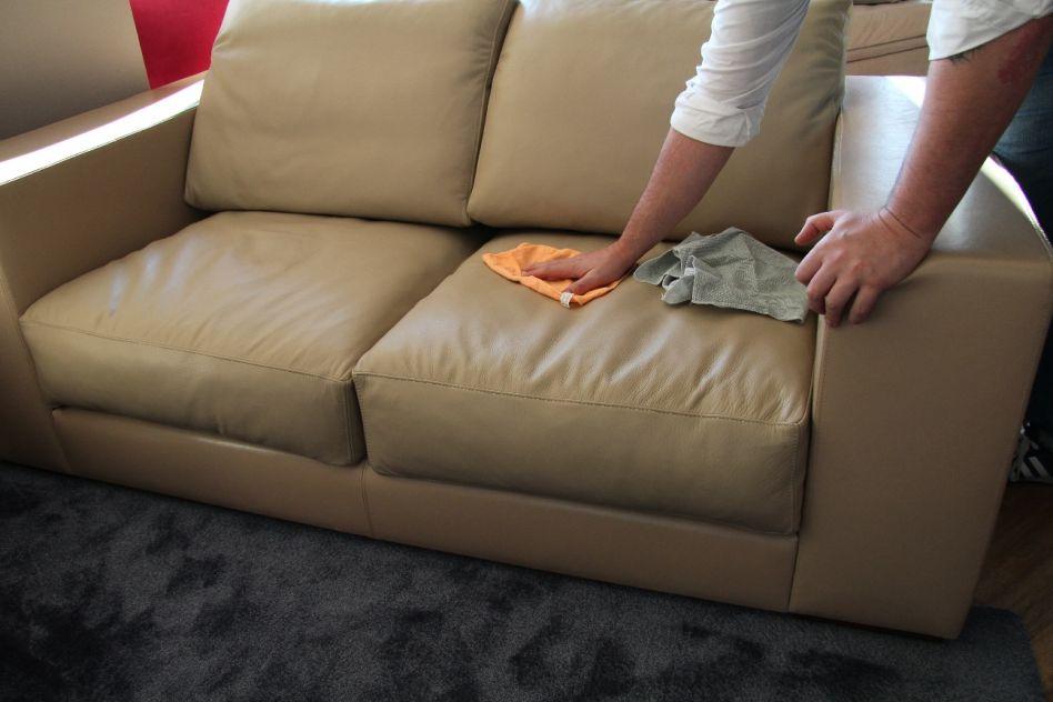 Come pulire il divano in pelle: tutte le soluzioni